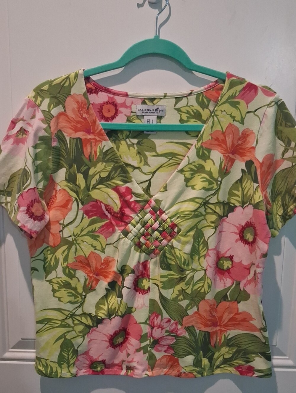 GORGEOUS CARIBBEAN JOE COTTON MULTI-COLORED FLORAL V-NECK SHORT-SLEEVE TOP!